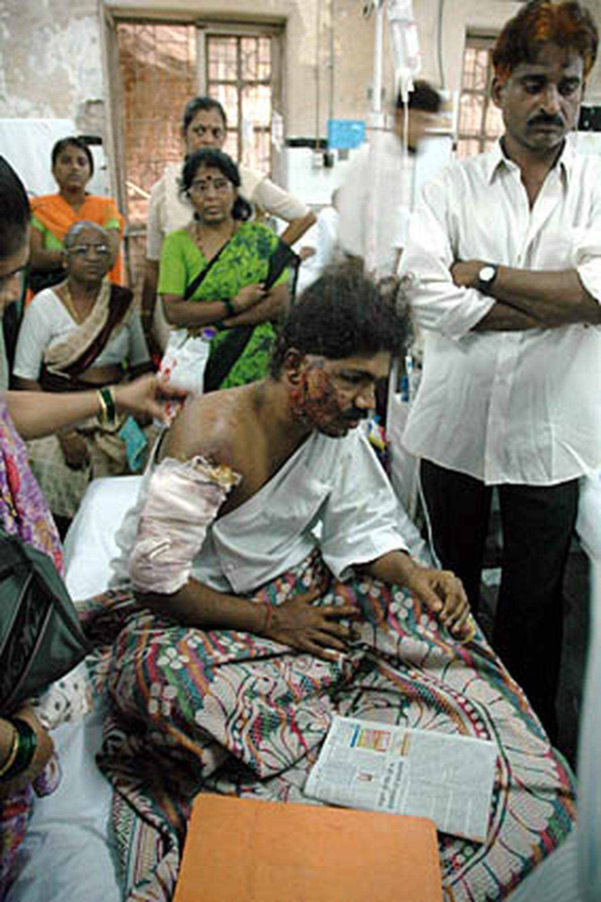 In der westindischen Millionen-Metropole Bombay (Mumbai) explodieren in voll besetzten Vorortzügen und auf Bahnhöfen sieben Bomben. Bei der Anschlagserie kommen 187 Menschen ums Leben. Mehr als 700 werden verletzt.