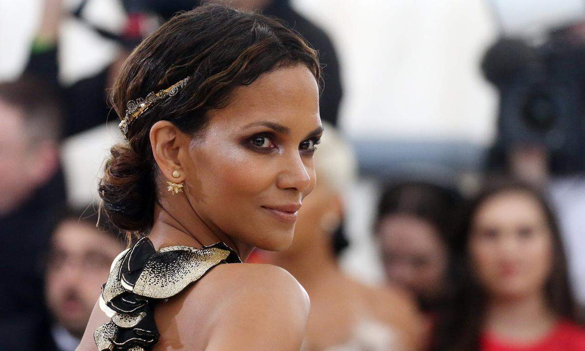 Auch Hanks Kollegin Halle Berry leidet unter Diabetes. Bei der heute 51-jährigen Schauspielerin wurde im Alter von 23 Jahren Diabetes Typ 1 diagnostiziert. Die Schauspielerin fiel schon einmal in ein diabetisches Koma, aus dem sie erst sieben Tage später aufwachte. Berry setzt auf gesunde Ernährung und Sport, dennoch muss sie sich täglich Insulin spritzen. Sie engagiert sich  ehrenamtlich für die US-amerikanische "Juvenile Diabetes Association".  