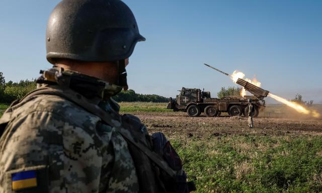 Mehr als die Hälfte der vom ECRF befragten Ukrainer glaubt trotz jüngster militärischer Rückschläge an den Sie über Russland. 