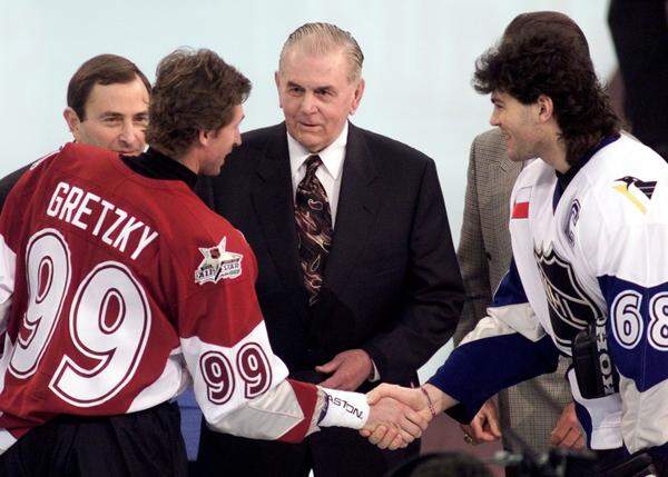 Nicht Frank Sinatras Hand, er schüttelte Wayne Gretzky die Hand