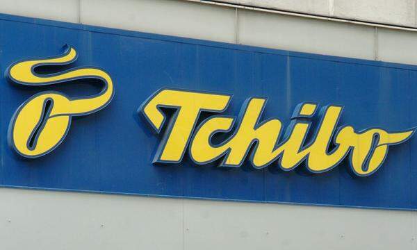 Das Logo von Tchibo an der Front eines Geschäfts.