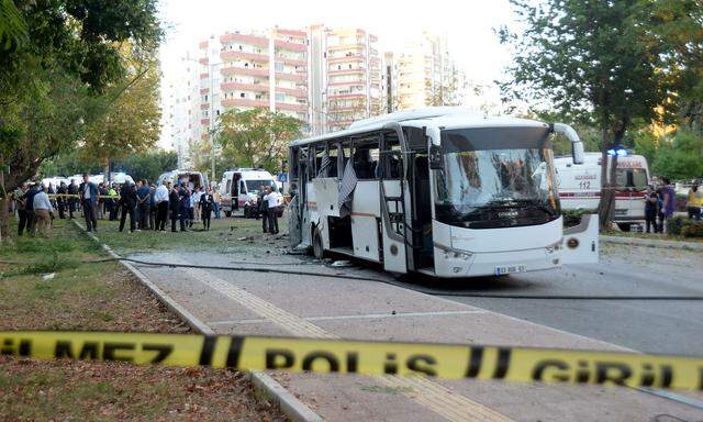 Ein Polizeibus war Ziel eines Anschlags in Mersin.