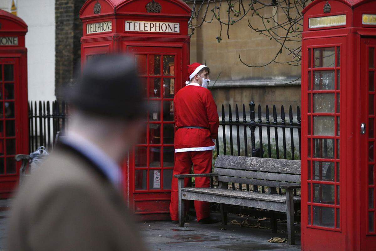 10. Dezember. Auch Weihnachtsmänner müssen mal. Dieses Bild entstand bei der Santa-Claus-Convention in London.