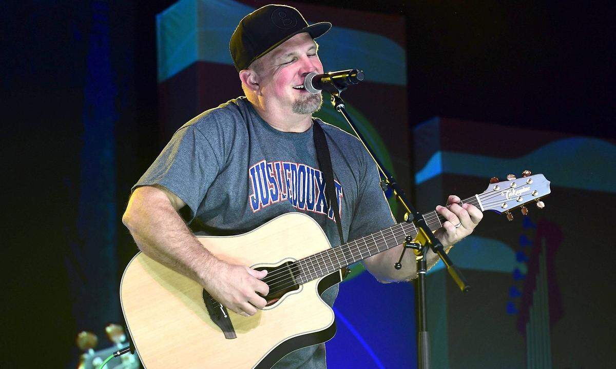 Dicht dahinter auf dem zweiten Platz landete Countrystar Garth Brooks, der bereits seit 2014 auf Tour ist, mit 52,2 Millionen Dollar an Einnahmen. Vor allem die rockigen Elemente in seiner Musik bescherten dem 56-Jährigen seine immense Beliebtheit in den USA.