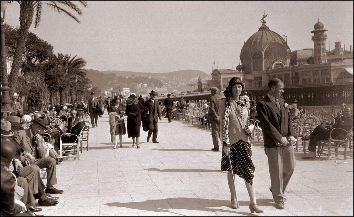 Jedem, der in Nizza war, ist die "Promenade des Anglais" ein Begriff. Denn die Strandpromenade reicht vom Flughafen bis hin zum Quai des Etats-Unis in Hafennähe. Wer nicht in einem der Stühle gesessen und das Meer betrachtet hat oder das legendäre Nobelhotel Le Negresco mit seiner blütenweißen Belle-Epoque Fassade, hat sie irgendwann wohl zumindest einmal auf der gleichnamigen Hauptstraße abgefahren.  