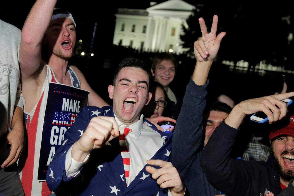 9. November. Ist die Überraschung groß, wird umso ausgelassener gefeiert. Die Anhänger des gewählten US-Präsidenten Donald Trump können ihr Glück in der Wahlnacht kaum fassen. Sie feiern auf den Straßen vor dem Weißen Haus.