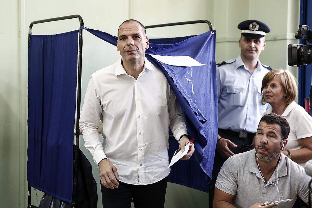 Nach nur einem halben Jahr im Amt und nur einen Tag nach dem Triumph seiner Partei beim Referendum gab der umstrittene griechische Finanzminister Yanis Varoufakis seinen Rücktritt bekannt. Ganz freiwillig dürfte dieser nicht erfolgt sein: Aus Kreisen der Eurogruppe sei darauf hingewiesen worden, dass es eine "gewisse Präferenz" gebe, dass er bei den Beratungen nicht mehr zugegen sei, erklärte Varoufakis am Montag in seinem Blog. Und weiter: Premier Alexis Tsipras betrachte diesen Schritt als "potenziell hilfreich".