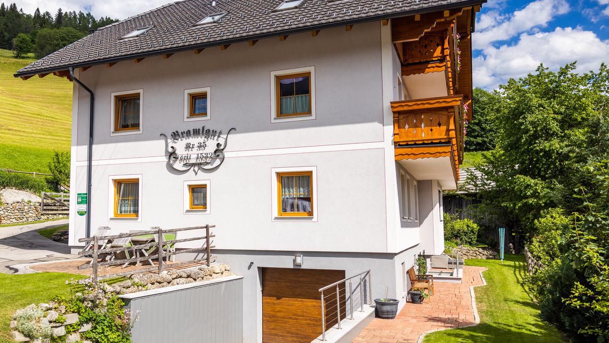 Der Bramlhof birgt zwei Privat- und drei Ferienwohnungen unter einem Dach. Und 16 Generationen Familiengeschichte.