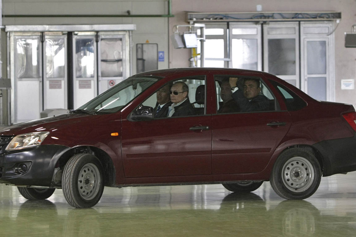 Um Prestigeautos aus russischer Produktion ist es heute kärglich bestellt. Russlands Präsident Wladimir Putin setzt sich zwar wie hier bei einem Werksbesuch auch einmal in einen Lada, normalerweise sieht man ihn aber in einem Mercedes der S-Klasse.