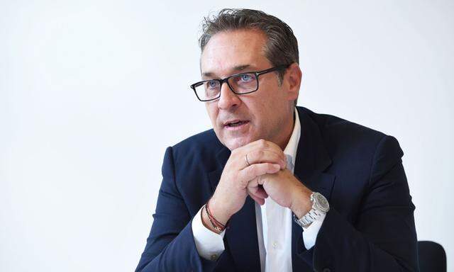 Strache soll ab September bei der Kyatt-Gruppe Immobilien Entwicklung des ehemaligen FPÖ-Sekretärs Siegmund Kalbacher in Baden tätig sein. 