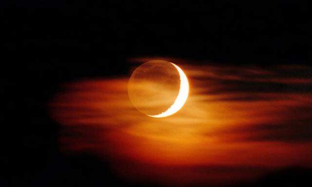 Als die Sonne noch wenig Kraft hatte, half der Mond beim Erwärmen der Erde. 