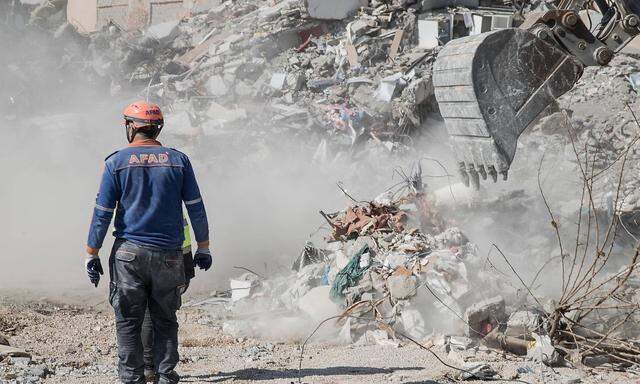 Ein Mitarbeiter des türkischen Katastrophenschutzes inmitten der Zerstörung.