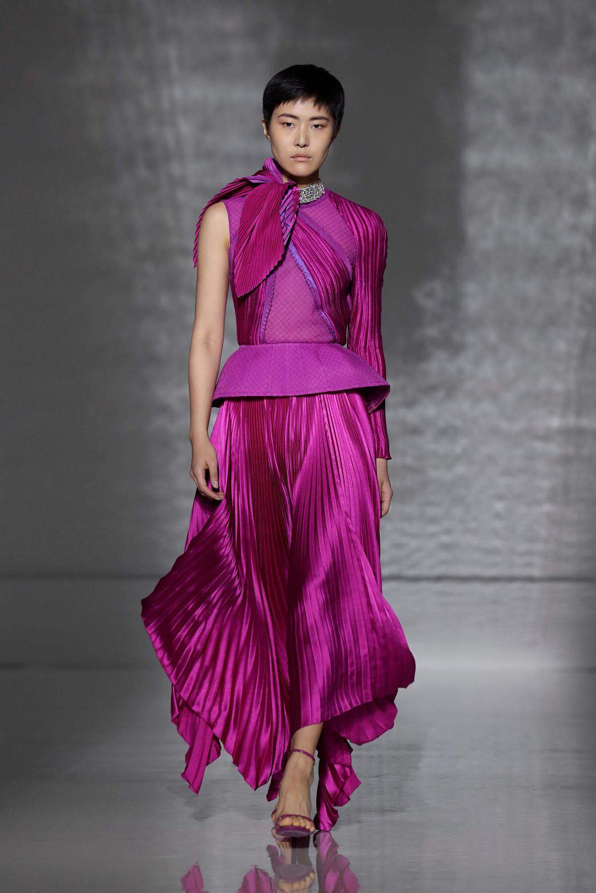 Ob Herzogin Meghan bald dieses Outfit tragen wird? Immerhin gilt Givenchy-Designerin Clare Waight Keller als einer der Lieblingsdesignerinnen der Herzogin von Sussex.