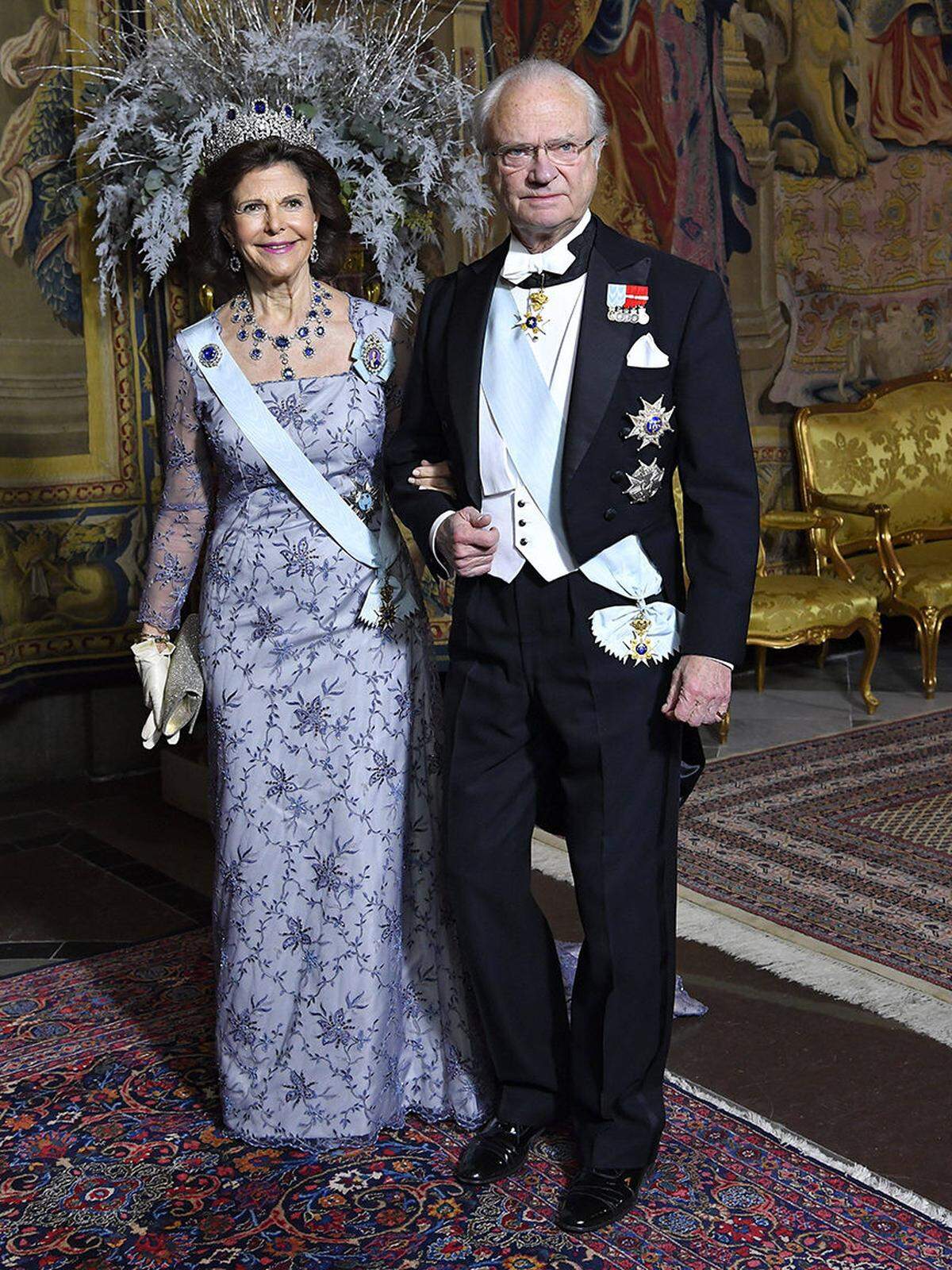 Für die Königin gab es an dem Abend Saphire und ein Kleid, das an Geschenkspapier erinnert - zumindest wieder in Violett.