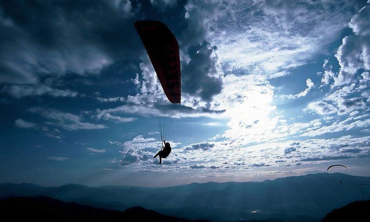 Sich frei fühlen.Frei wie ein Vogel. Frei wie der Wind. So wie jetzt wird sich das nie wieder anfühlen. 