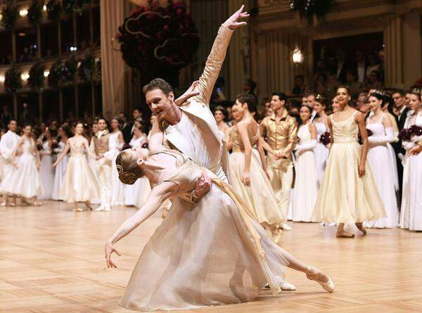 Das Staatsballett und die Ballettakademie tanzten zum Abendblätter-Walzer von Jacques Offenbach.