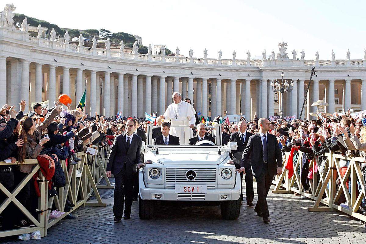 Mit tosendem Applaus und Jubelgeschrei haben hunderttausende auf dem Petersplatz versammelte Pilger Papst Franziskus begrüßt.