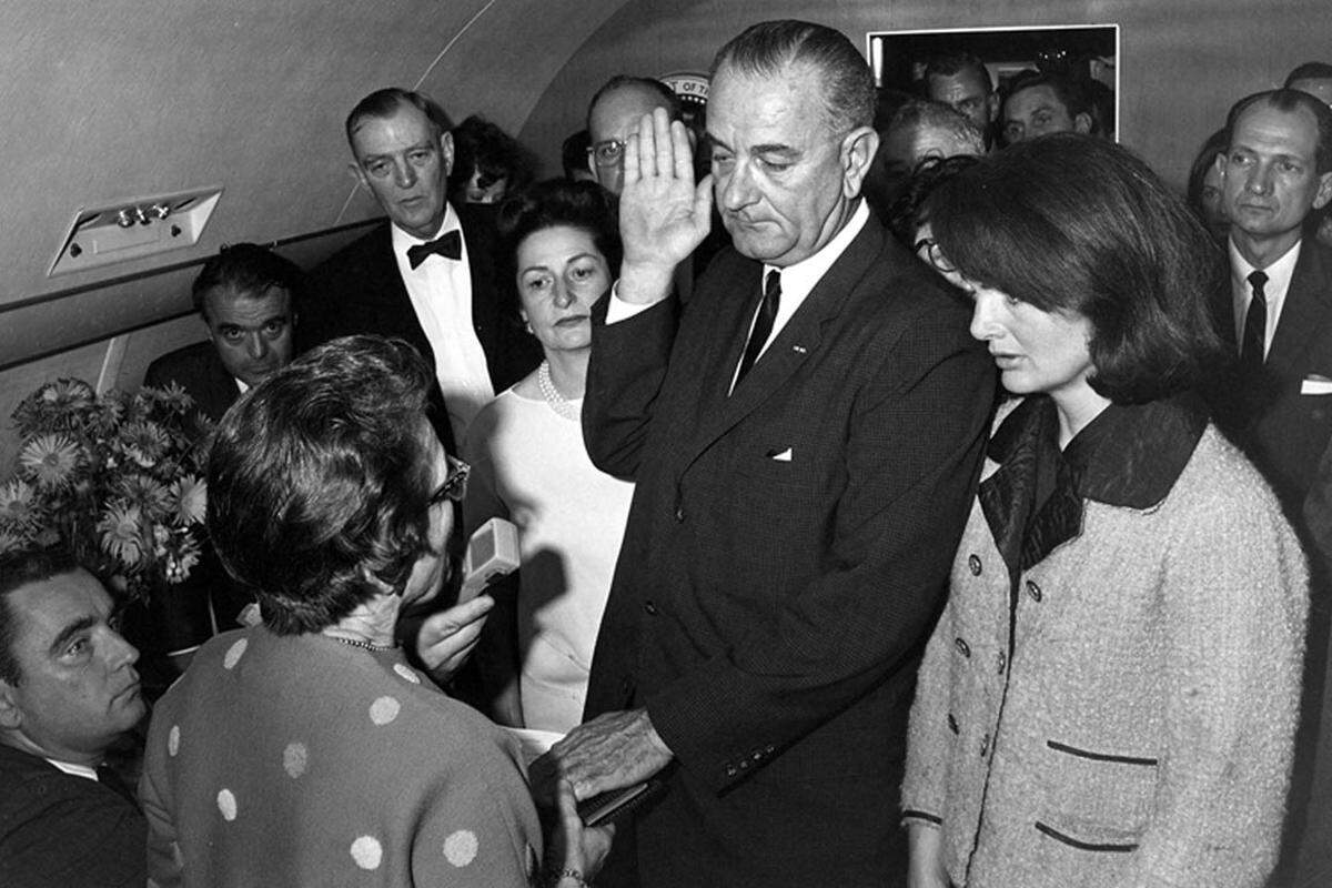 Bei einer Umfrage im Jahr 2003, also 40 Jahre nach dem Attentat, hielten aber immerhin 18 Prozent der Befragten eine Beteiligung von Lyndon B. Johnson, Kennedys Vizepräsidenten, für möglich.Im Bild: Johnson bei der Angelobung zum Präsidenten im Beisein von JFK-Witwe Jacqueline Kennedy.