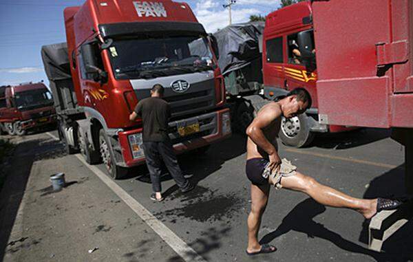 Autofahrer in China mussten sich in extremer Geduld üben: Auf einer Strecke von rund 100 Kilometern reihte sich auf dem "Tibet-Highway" Stoßstange an Stoßstange - und das über zehn Tagen.