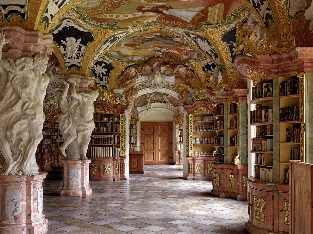 Der Bestand von rund 200.000 Büchern macht die Klosterbibliothek Metten zur größten in ganz Bayern.