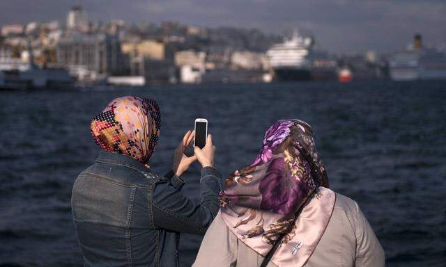 Frauen mit Smartphone in Istanbul