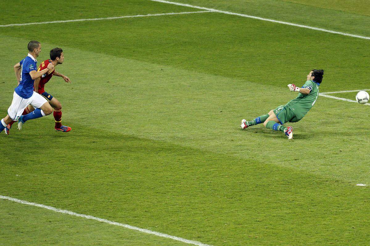 Xavi spielte millimetergenau in den Lauf des heranstürmenden Jordi Alba, der Italien-Keeper Gianluigi Buffon mit einem Flachschuss keine Chance ließ und noch vor der Pause auf 2:0 stellte (41.).