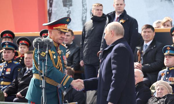 Archivbild vom 9. Mai, als Russland traditionell den Tag des Sieges über Nazi-Deutschland mit einer Militärparade beging. Der damals noch als Verteidigungsminister amtierende Sergej Schoigu mit Präsident Wladimir Putin.