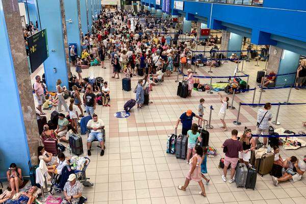 ... und hier am Flughafen. Es handelt sich um die größte Evakuierungsaktion in der griechischen Geschichte.