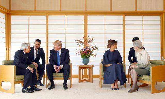 Donald Trump und seine Frau, Melania, bei ihrer Audienz im Kaiserpalast in Tokio mit Kaiser Akihito und Kaiserin Michiko.