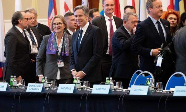 Am OSZE-Treffen in Skopje nehmen Außenminister aus den meisten der 57 Mitgliedstaaten teil, darunter Antony Blinken (USA; Mi.), Alexander Schallenberg und David Cameron (UK; re.).