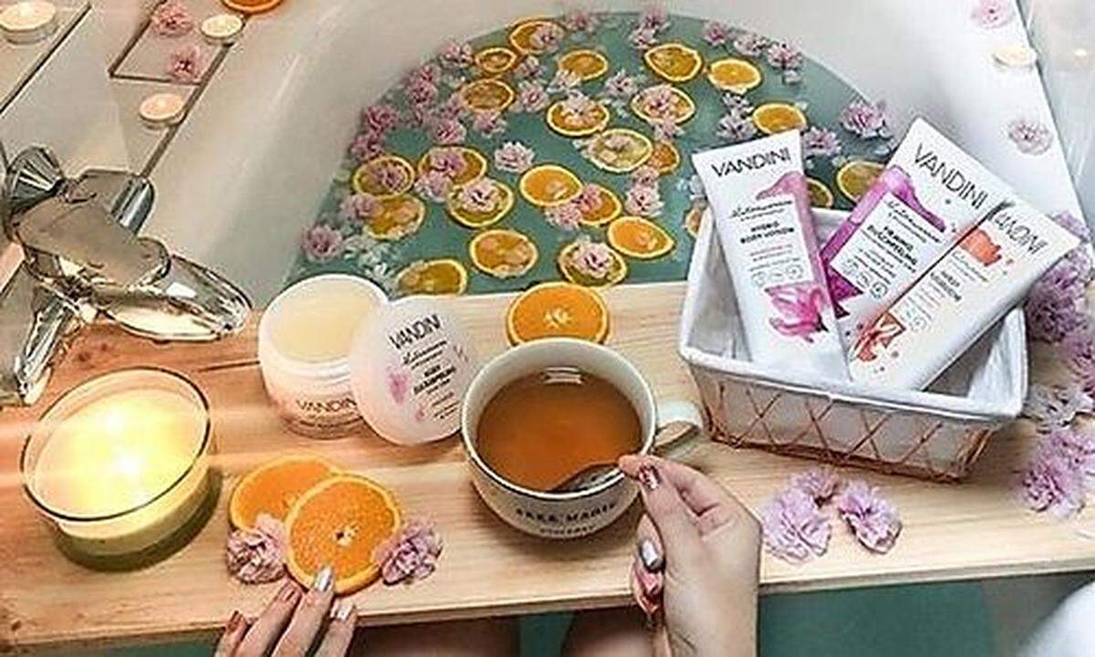 Solche Bilder sieht man auf Instagram oft: Jemand trinkt Tee in einer Badewanne voller Orangen und Blumen, rundherum sind wie zufällig die Cremes des Werbepartners drapiert. Hat sich jemand schon mal gefragt: Wie viel Orangensaft hätte man pressen können, wären die Scheiben nicht in der Wanne gelandet? Diese Antwort bleibt uns franziskaelea leider schuldig...