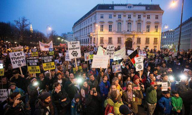 Symbolbild: Teilnehmer an der Demonstration gegen Abschiebungen