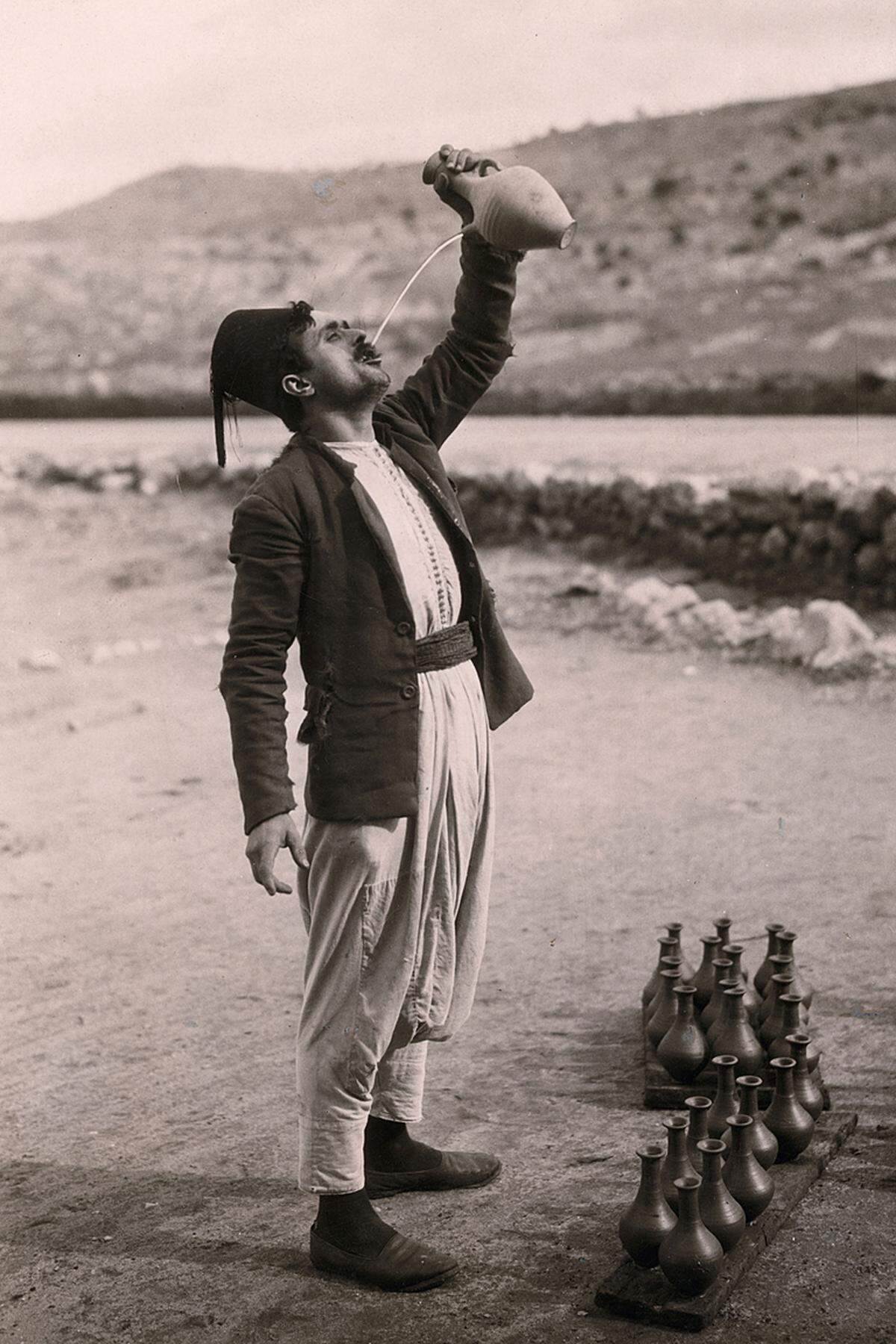 Maynard Owen Williams: Mann an der Straße von Beirut nach Sidon, 1926 (c) National Geographic Image Collection
