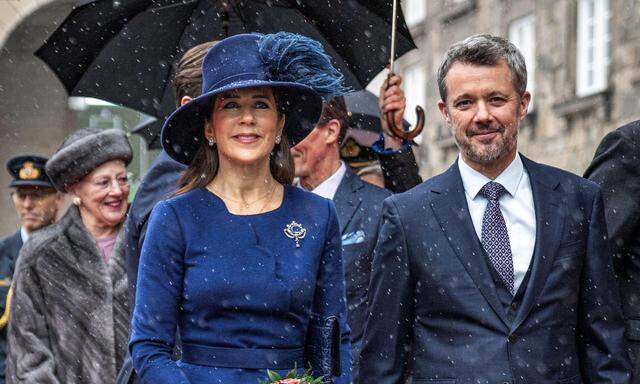 Der dänische König Frederik und Königin Mary beim Besuch des dänsichen Parlaments einen Tag nach seiner Inthronisierung. Im Hintergrund: Köngin Margrethe, die zu Neujahr abgedankt hat.