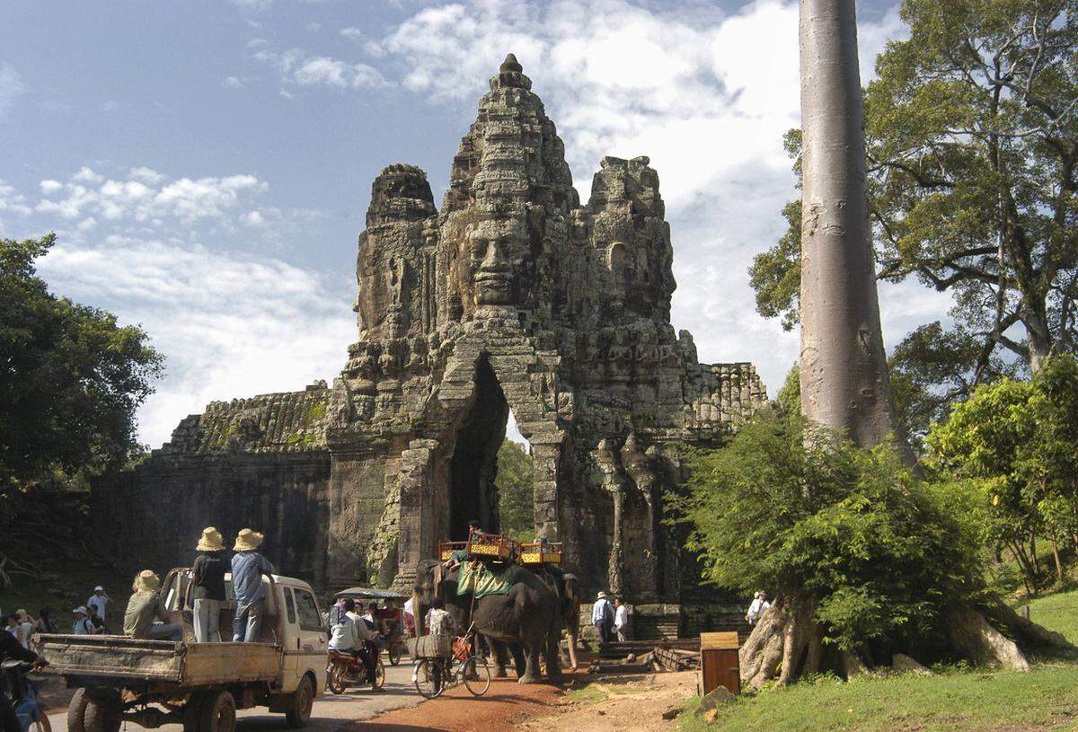 Nicht nur Denkmäler wie das Angkor Wat sind einen Besuch Wert. Die Südküste Kambodschas wird immer gefragter bei Urlaubern, die Sonne, Strand und Meer genießen wollen. Mit hunderten winzigen Inseln sorgt Kambodscha für perfekte tropische Idylle.