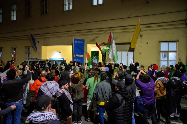 Die Protestierenden blockierten die Alser und die Spitalgasse.