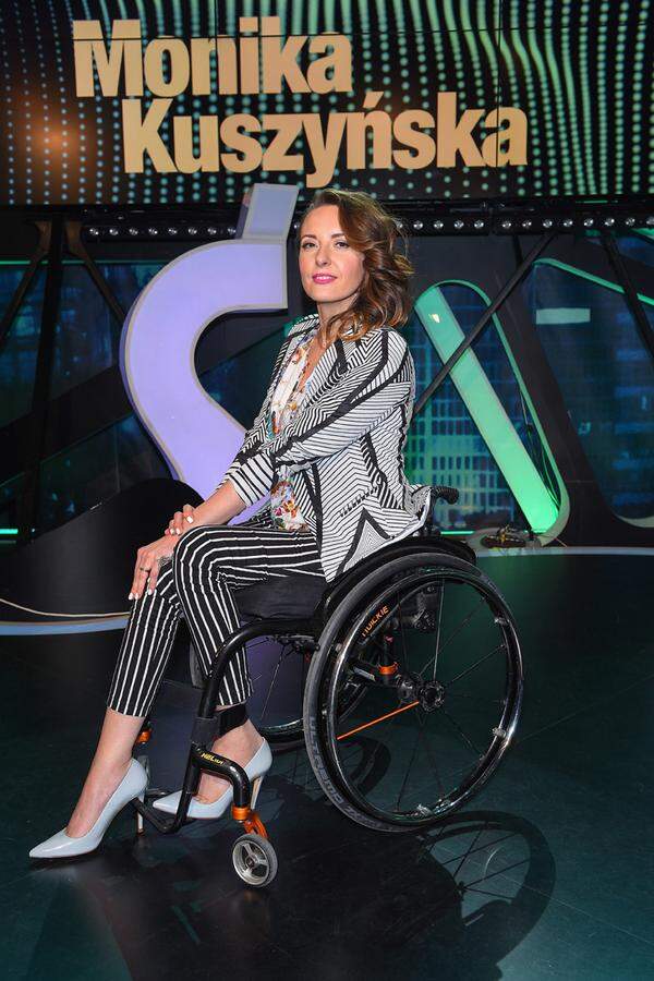 Monika Kuszyńska - In The Name Of LoveDie polnische Vertreterin, die Sängerin Monika Kuszynska, sitz seit einem Autounfall 2006 im Rollstuhl. Sie wurde vom Sender TVP nach einem internen Auswahlprozess vorgestellt.