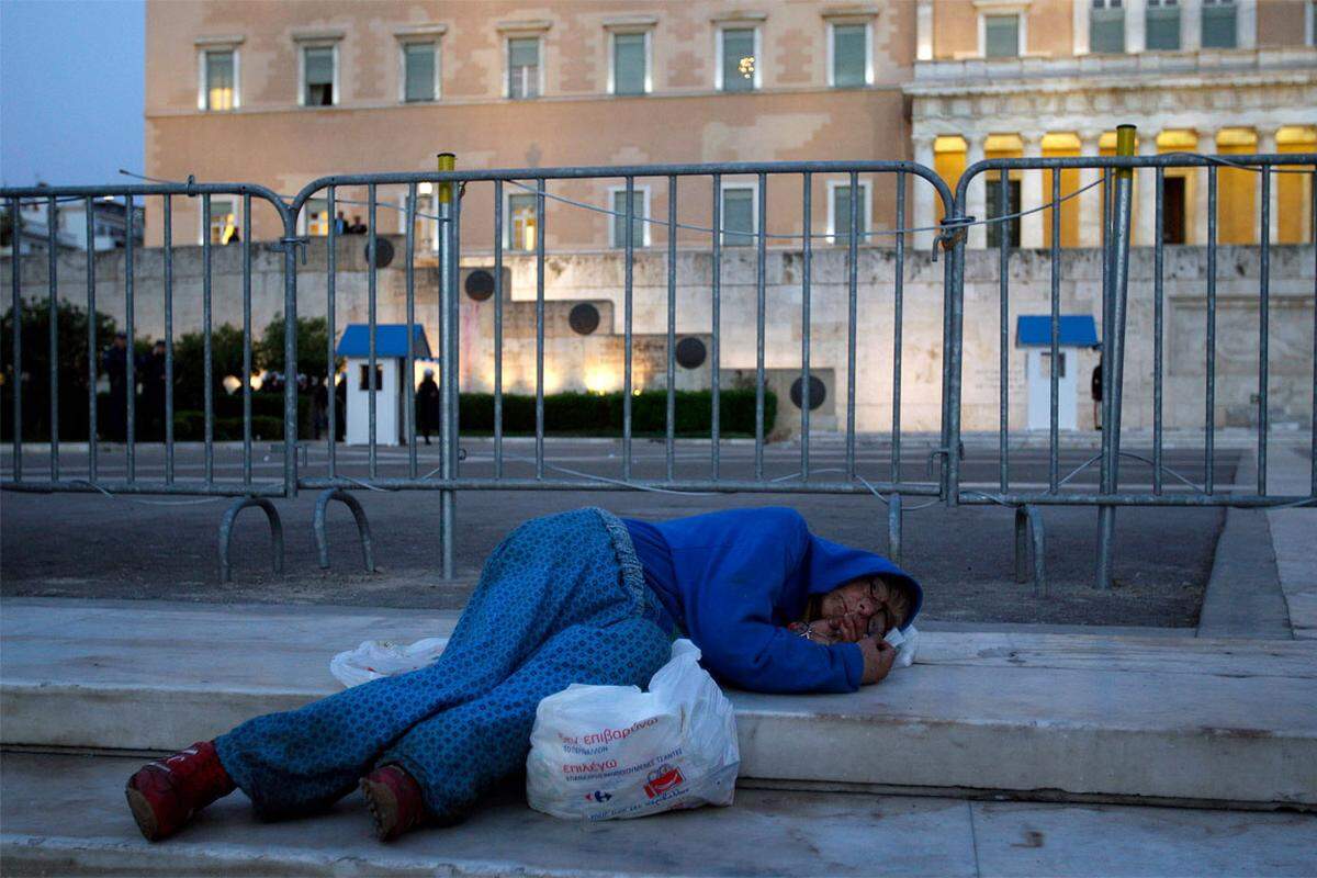 Die Armut ist in Griechenland allgegenwärtig: Während der Proteste liegt eine obdachlose Frau am Syntagmaplatz.