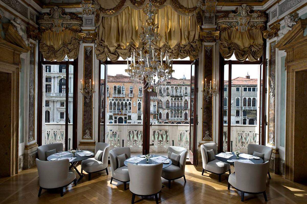 Amanresorts mit Sitz in Singapur haben das Palazzo Papadopoli aus dem 16. Jahrhundert zu dem Luxushotel Aman Canal Grande Venice mit 24 Zimmern umgestaltet.