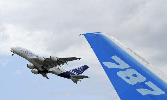 Seit Jahren wird darüber gestritten, ob Boeing (im Bild repräsentiert durch die Heckflosse einer 787) durch Staatshilfen einen Wettbewerbsvorteil gegenüber dem europäischen Konkurrenten Airbus (im Bild ein A380) hatte.