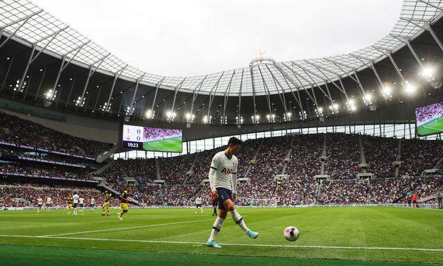Son Heung-min genießt das Spiel in Tottenhams Schmuckstück. 62.062 Zuschauer finden Platz, unter dem Rasen warten eine Brauerei, die längste Bar Englands – und ein Hundeklo.