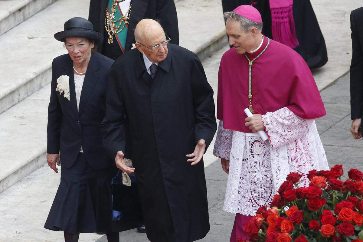 Der italienische Präsident Giorgio Napolitano und seine Frau Clio werden von Erzbischof Georg Ganswein zu ihrem Platz geleitet.
