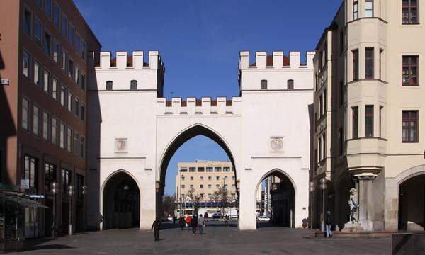 Im Dreieck Rosenheim, München und Ingolstadt liegt die Region Oberbayern. In Ingolstadt ist Audi, das zum Volkswagen-Konzern gehört, beheimatet. Die Metropole München ist auch die Hauptstadt Bayerns.