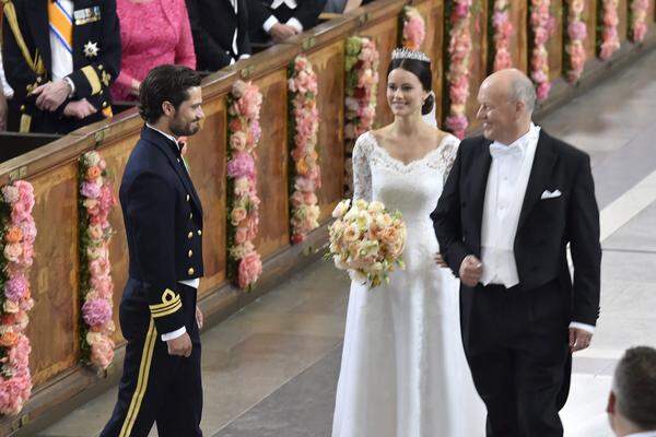 Am Abend feierten Carl Philip und Sofia mit ihren Gästen auf dem Schloss ausgelassen bei schwedischer Popmusik. Bekannte Musikstars wie das schwedische Pop-Duo Icona Pop hatten sich angekündigt. Laut der Boulevardpresse verließ der König das Fest erst um 5.30 Uhr. Nach der Feier sollte es in die Flitterwochen gehen. Über das Ziel wurde bis zuletzt spekuliert.