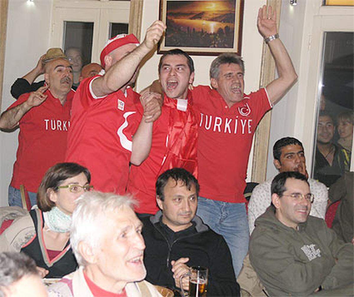 Und wer hätte es gedacht - die Türkei kann das Match noch umdrehen und steht im Viertelfinale. Das wird auch im türkischen Paradelokal "Kent" am Brunnenmarkt enthusiastisch gefeiert.