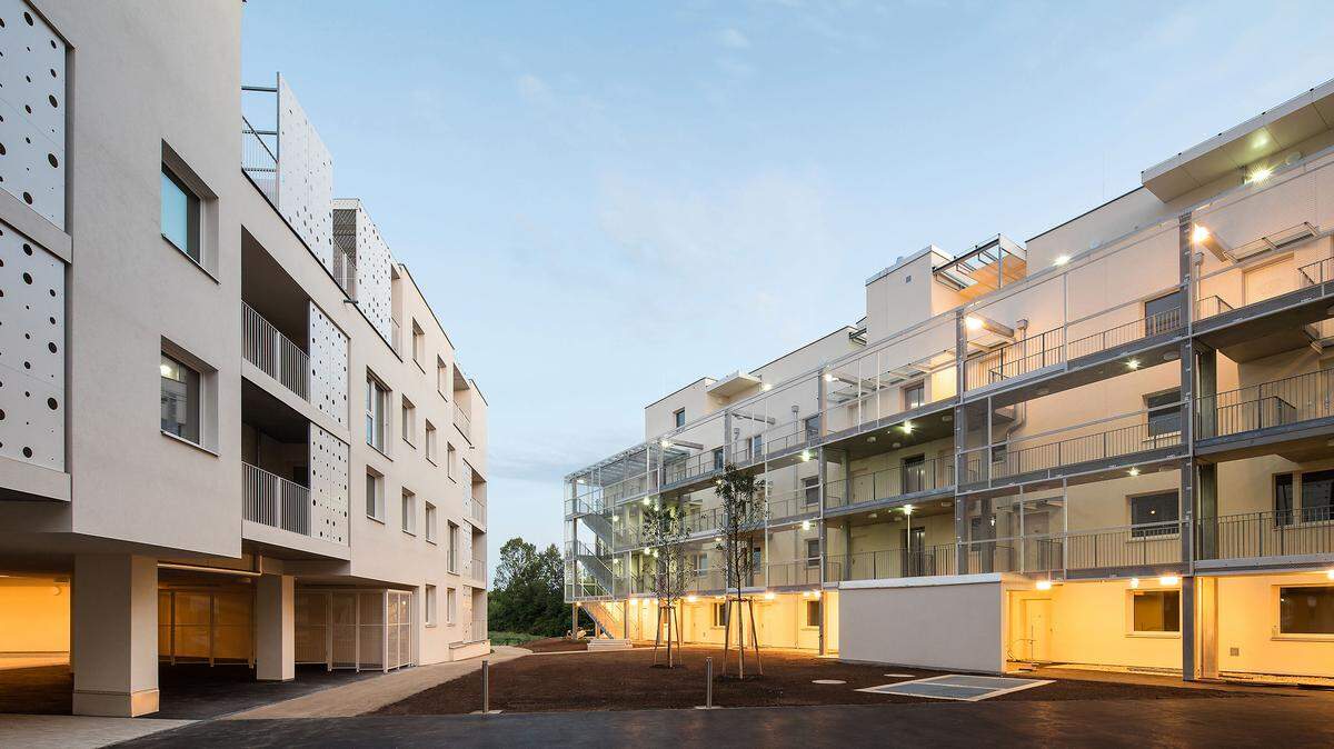 Die Wohnhausanlage „Mühlgrund – offen für mehr“ in Wien-Donaustadt erhielt in New York den international anerkannten „American Architecture Prize“ in der Kategorie „Architecture/Social Housing“. Umgesetzt wurde das Projekt von der „Österreichisches Siedlungswerk“ Gemeinnützige Wohnungsaktiengesellschaft (ÖSW) mit dem Architekturbüro Nerma Linsberger ZT GmbH. Die Anlage umfasst 142 geförderte Mietwohnungen mit zwei bis vier Zimmern sowie 14 Ateliers. (red., 3.1.2018)