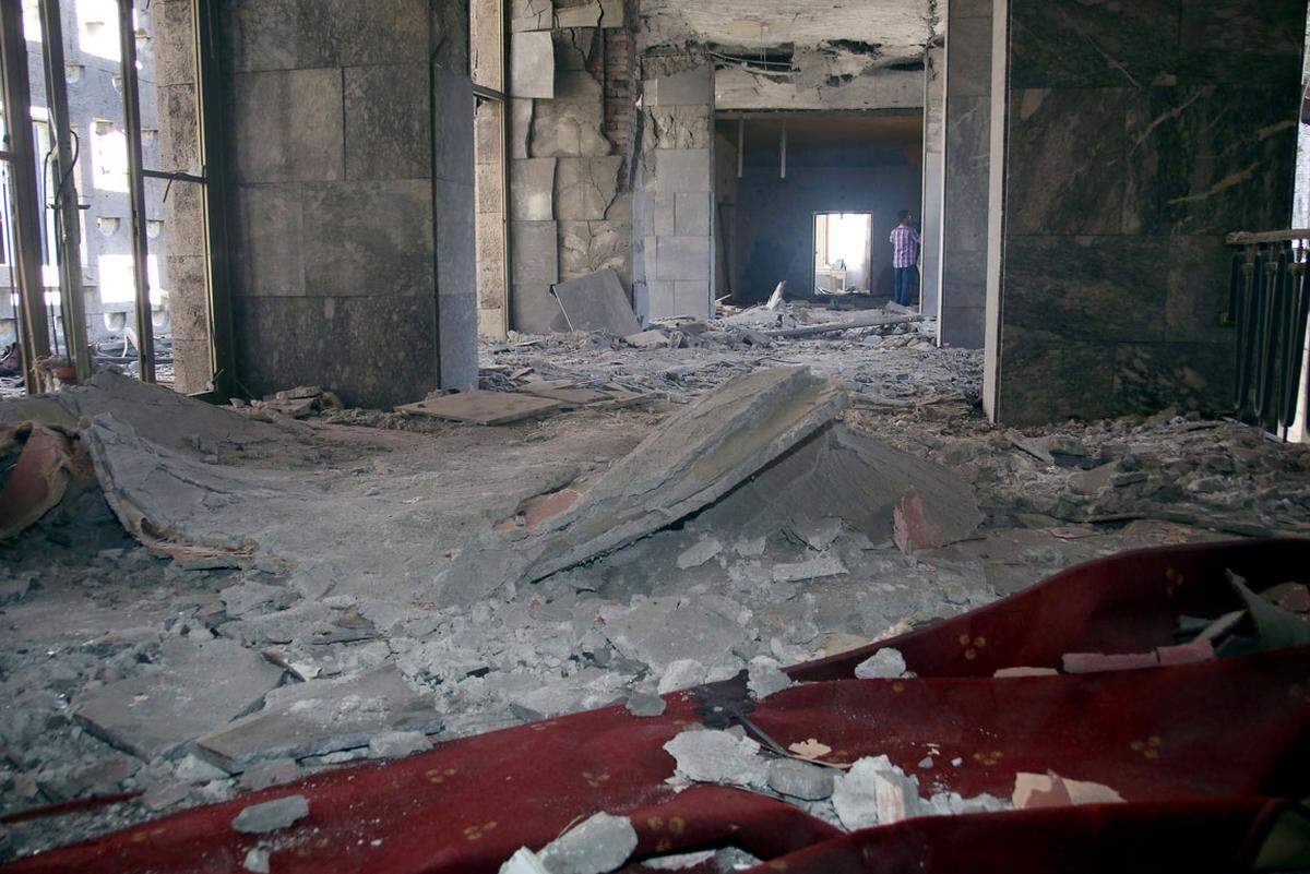 Bei Luftangriffen der Putschisten auf das Parlament in Ankara ist das Gebäude der türkischen Nationalversammlung stark beschädigt worden. Auf Fernsehbildern waren am Samstagmorgen Trümmer, zerborstene Scheiben und gravierende Schäden am Mauerwerk zu sehen.