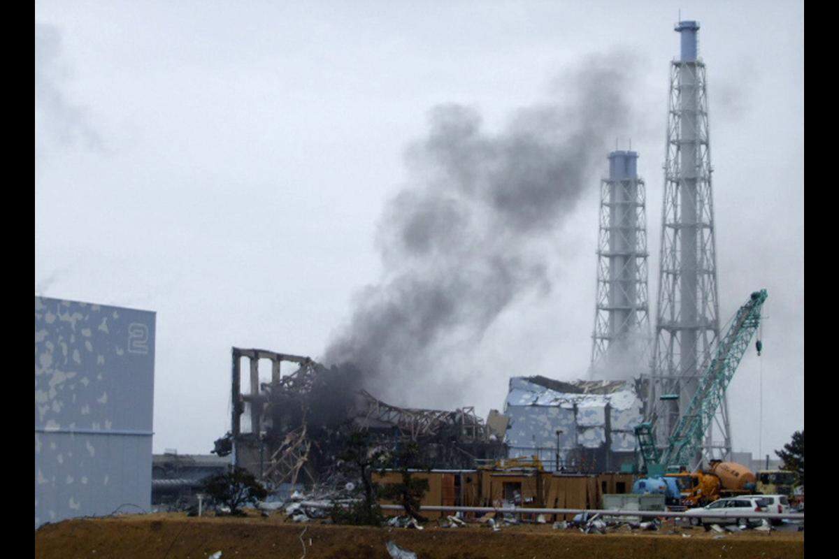 22. März 2011: Zum ersten Mal seit dem Tsunami sind alle sechs Reaktoren wieder mit dem Stromnetz verbunden. Das Zittern vor einem Super-GAU geht trotzdem weiter: Rauch und Dampf behindert die Arbeiten. Tepco entschuldigt sich erstmals öffentlich.
