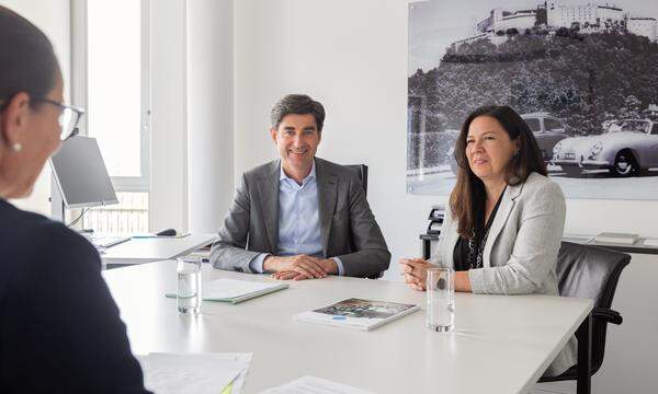 Johann Lechner, Geschäftsführer der Porsche Holding für Finanzen & IT sowie Umwelt und Nachhaltigkeit, und Daniela Werdecker-Davies, Leiterin Nachhaltigkeit, Energie & Umwelt.