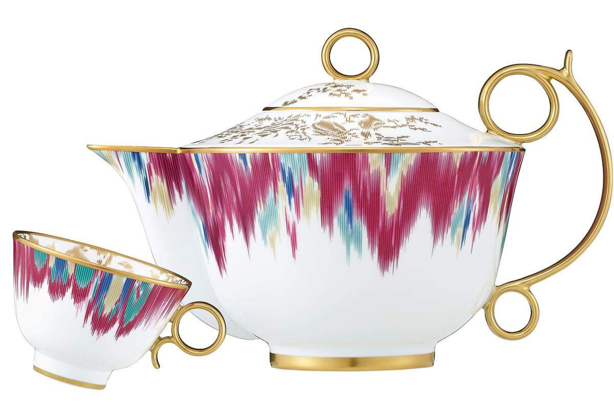 Teekanne und Tasse aus der „Voyage en Ikat“-Kollektion von Hermès, 230 und 920 Euro, Graben 22, 1010 Wien